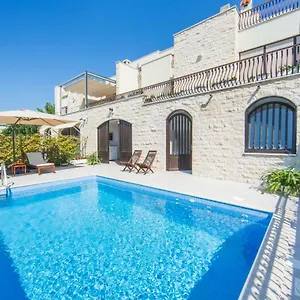Melody M With Private Pool Split